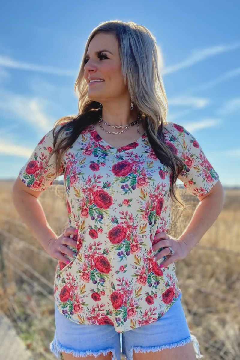 WOMEN'S STERLING KREEK "PORCELAIN PETALS" V-NECK SHORT-SLEEVE TOP