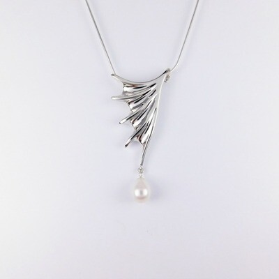 Flutterby Large Pendant with Pearl