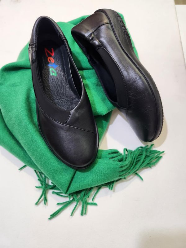 PLEAT LEATHER FLAT - BLACK