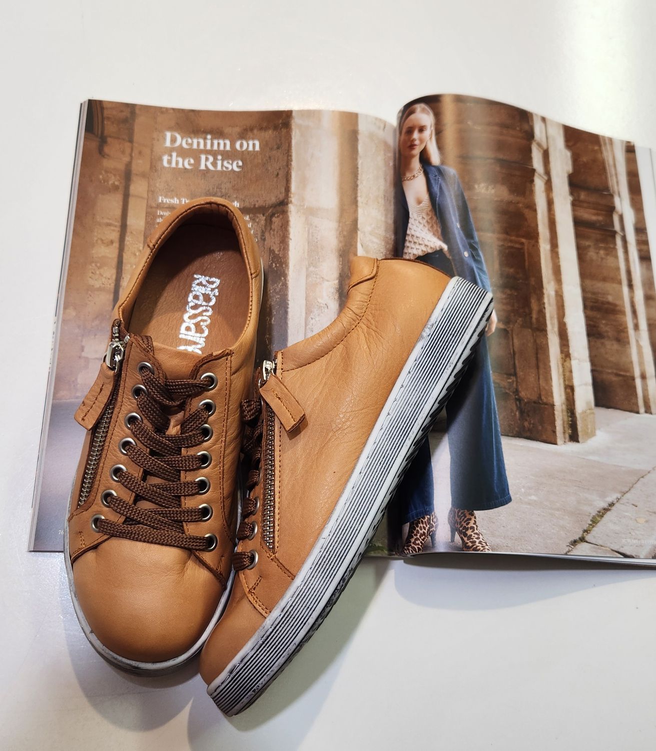 TOKEN LEATHER SNEAKERS - COGNAC
