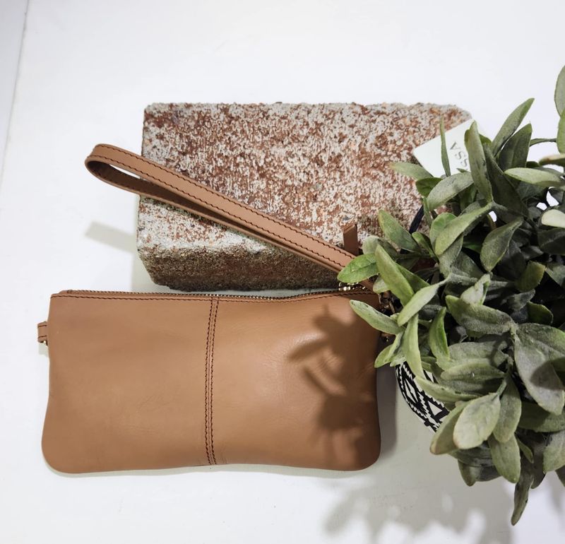 ELK CROSSBODY CLUTCH - TAN