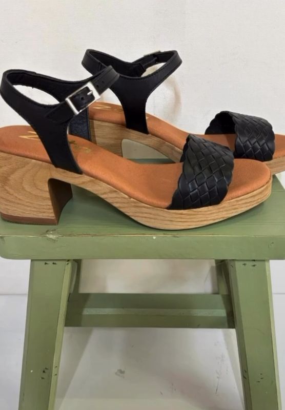 BRONTE LEATHER SANDALS - BLACK