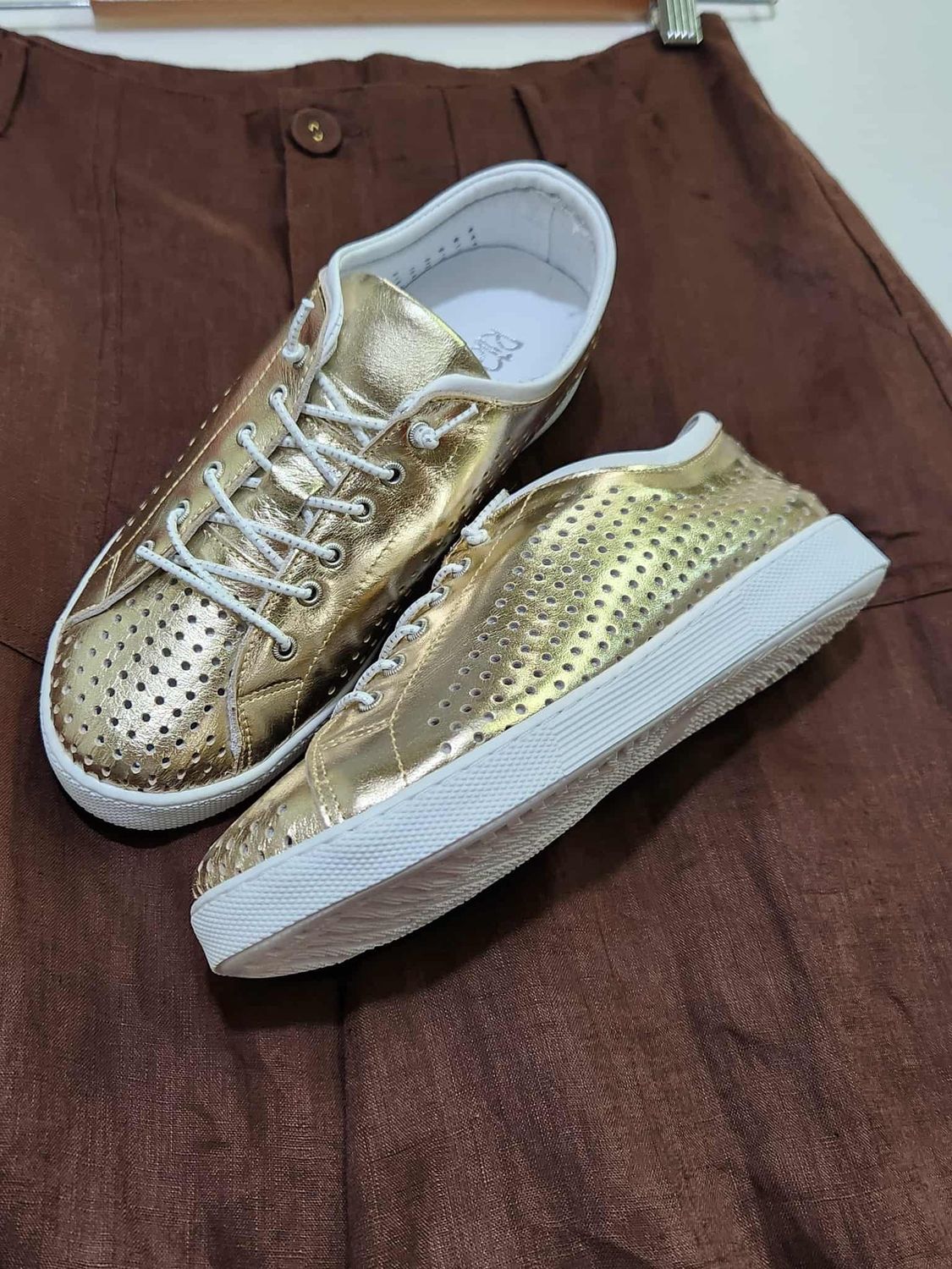 TATURA SNEAKERS - GOLD &amp; WHITE