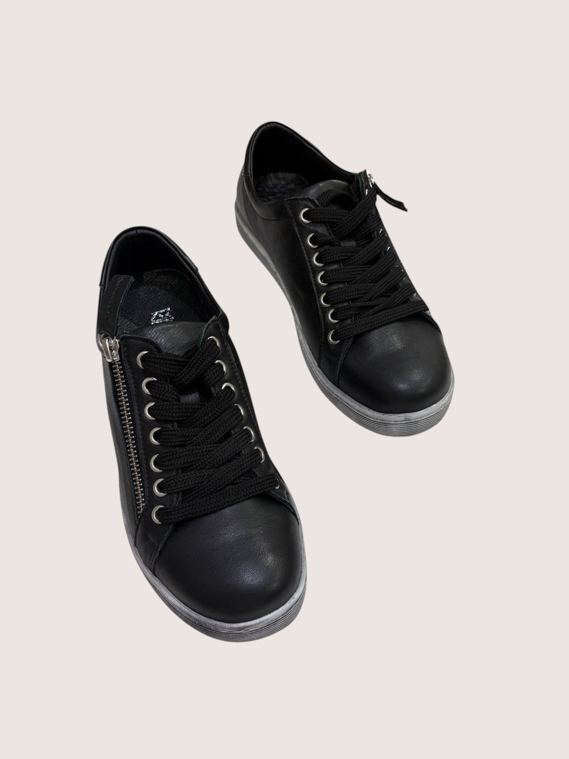 TOKEN LEATHER SNEAKER - BLACK