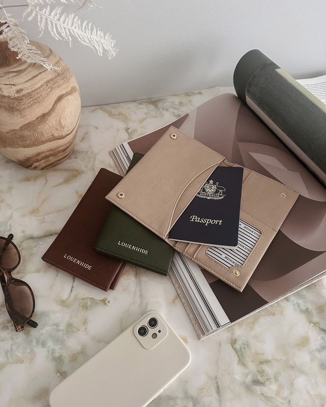 VENICE PASSPORT HOLDER - S/MALT