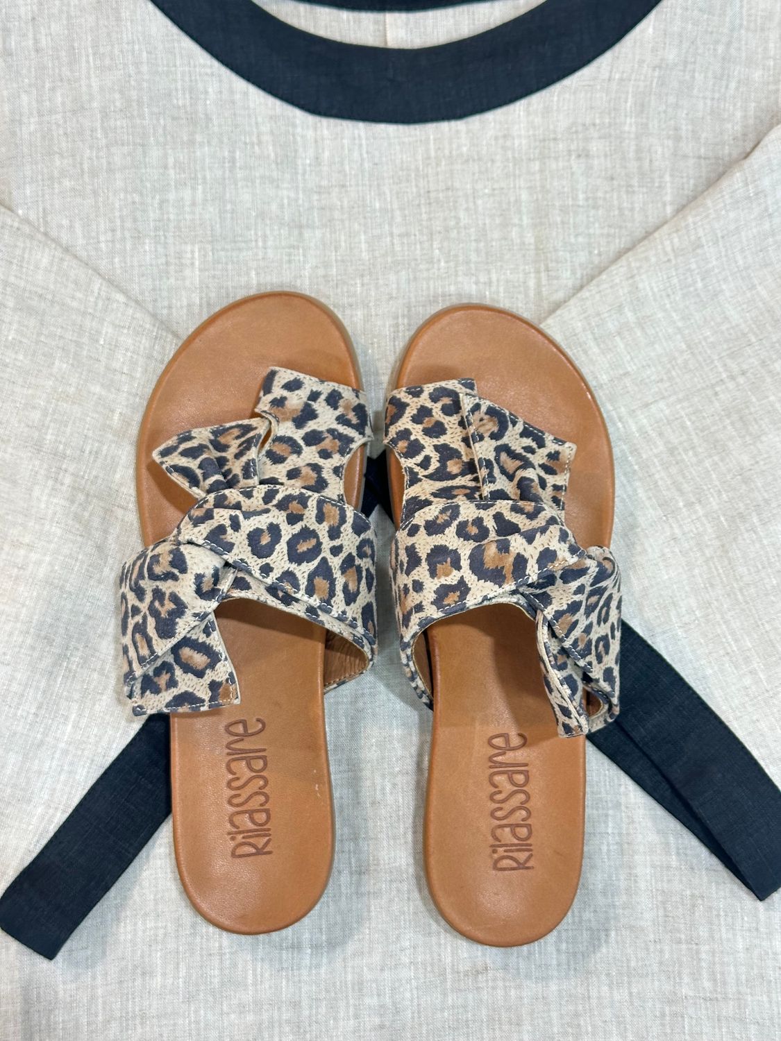 RILASSARE BRIE WOMEN'S LEATHER THONG SLIDE SANDAL - LEOPARD