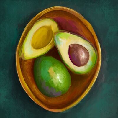 Zwei halbe Avocados, eine mit Kern und eine ganze Avocado in einer braunen Holzschale, auf dunkelgrünem Untergrund