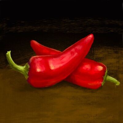 Zwei rote Paprika auf braunem Tisch, Hintergrund mit schwarzem Verlauf