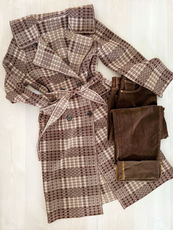 Schöner braun karierter Mantel.