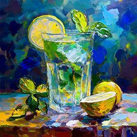 Ein Mojito mit Minzeblättern und Zitrone am Glas, vor blau abgestuftem Hintergrund und 2 halbe Zitronen auf dem Tisch liegend