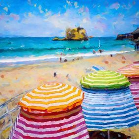 Ein Strand mit bunten Sonnenschirmen im Vordergrund, Menschen, einer Felsküste im Hintergrund und einem großen Felsen im Meer