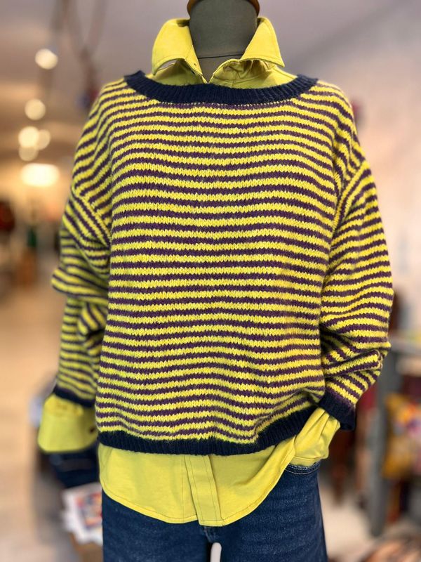 Kuschelpulli mit Streifen, senfgelb/dunkelblau