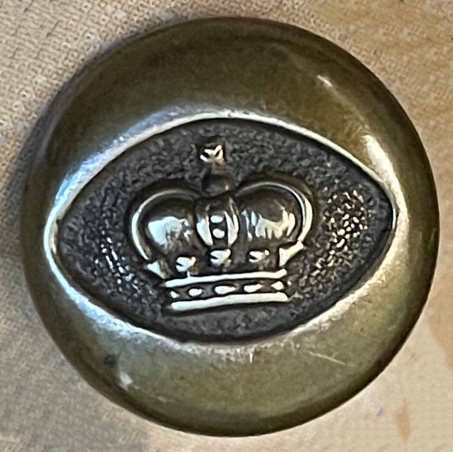 Glove Button, Crown