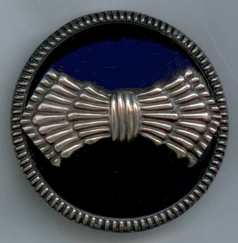 Bakelite in Metal, White Metal Bow