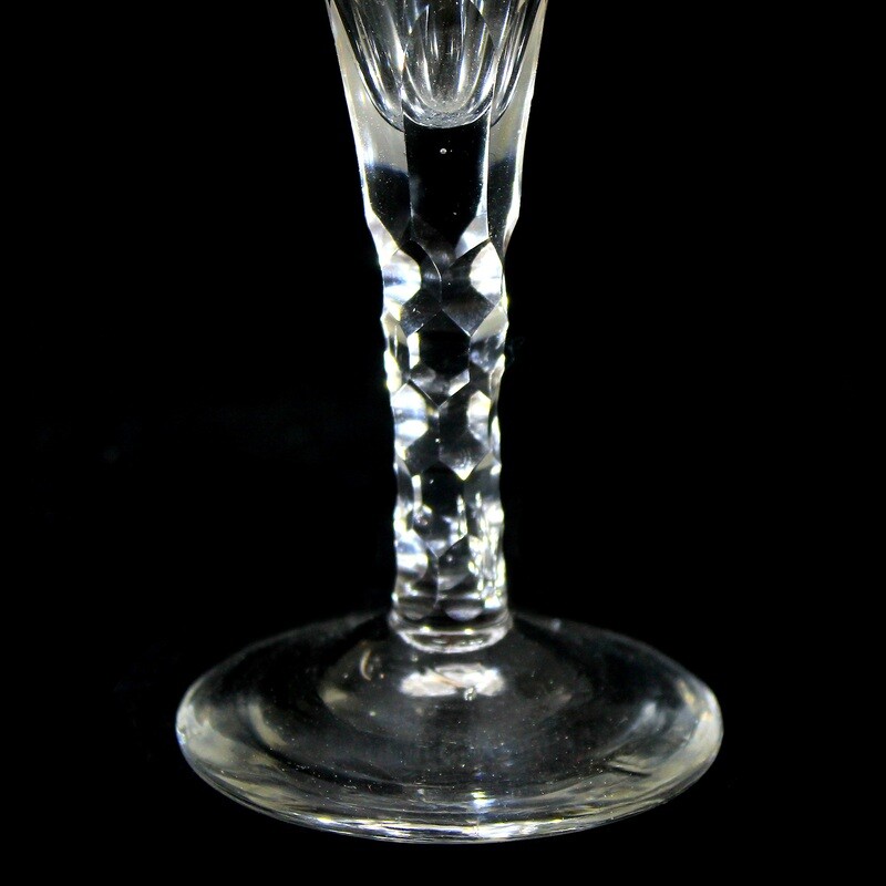 Lauenstein flute with lancet cut border and pin head flowers