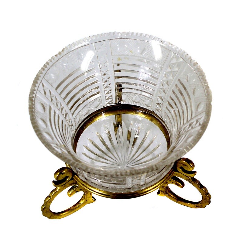 Cut glass bowl with gilded bronze fittings around 1790