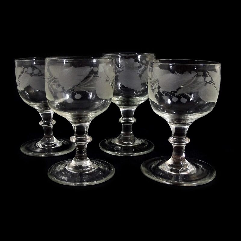 4 goblets with engraved oak leaf decoration, 1st half of the 19th century.