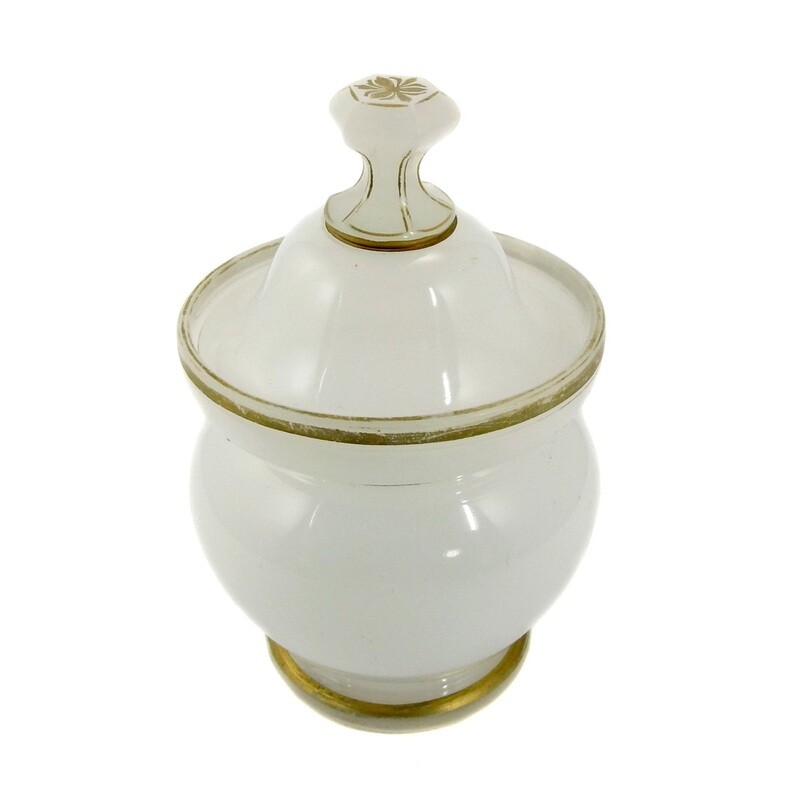 Lidded box made of white alabaster glass, Josephinenhütte, 1844-50