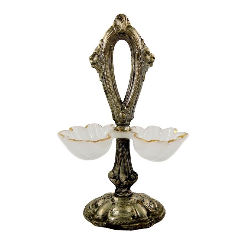 Spice attachment made of silver sheet with lion heads and alabaster glass, 19th century.