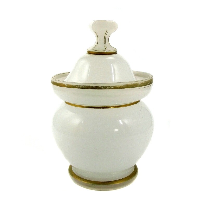 Lidded box made of white alabaster glass, Josephinenhütte, 1844-50