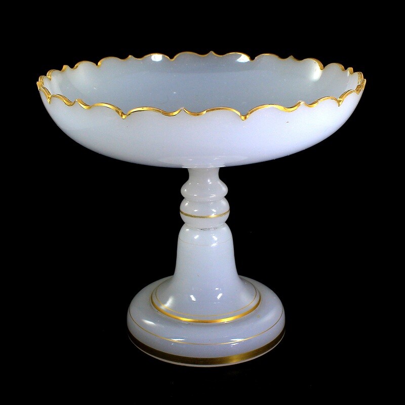 Large centerpiece made of white alabaster glass, Schachtenbach, 2nd half of the 19th century.