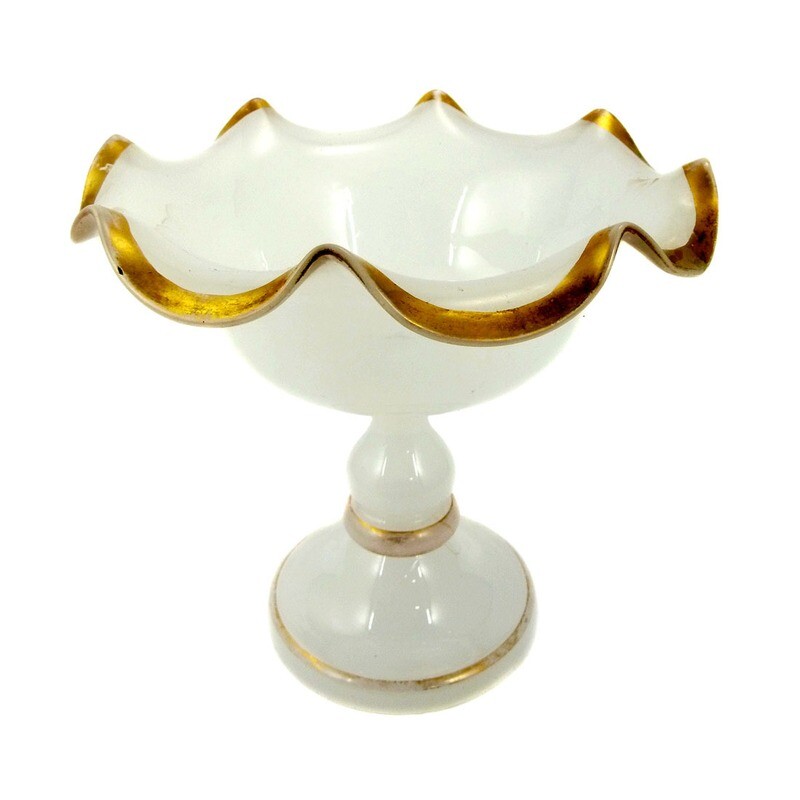 Centerpiece made of white alabaster glass, Josephinenhütte, 2nd half of the 19th century.