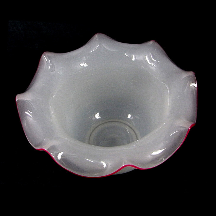 Bowl made of alabaster glass with red glass thread, Josephinenhütte around 1860