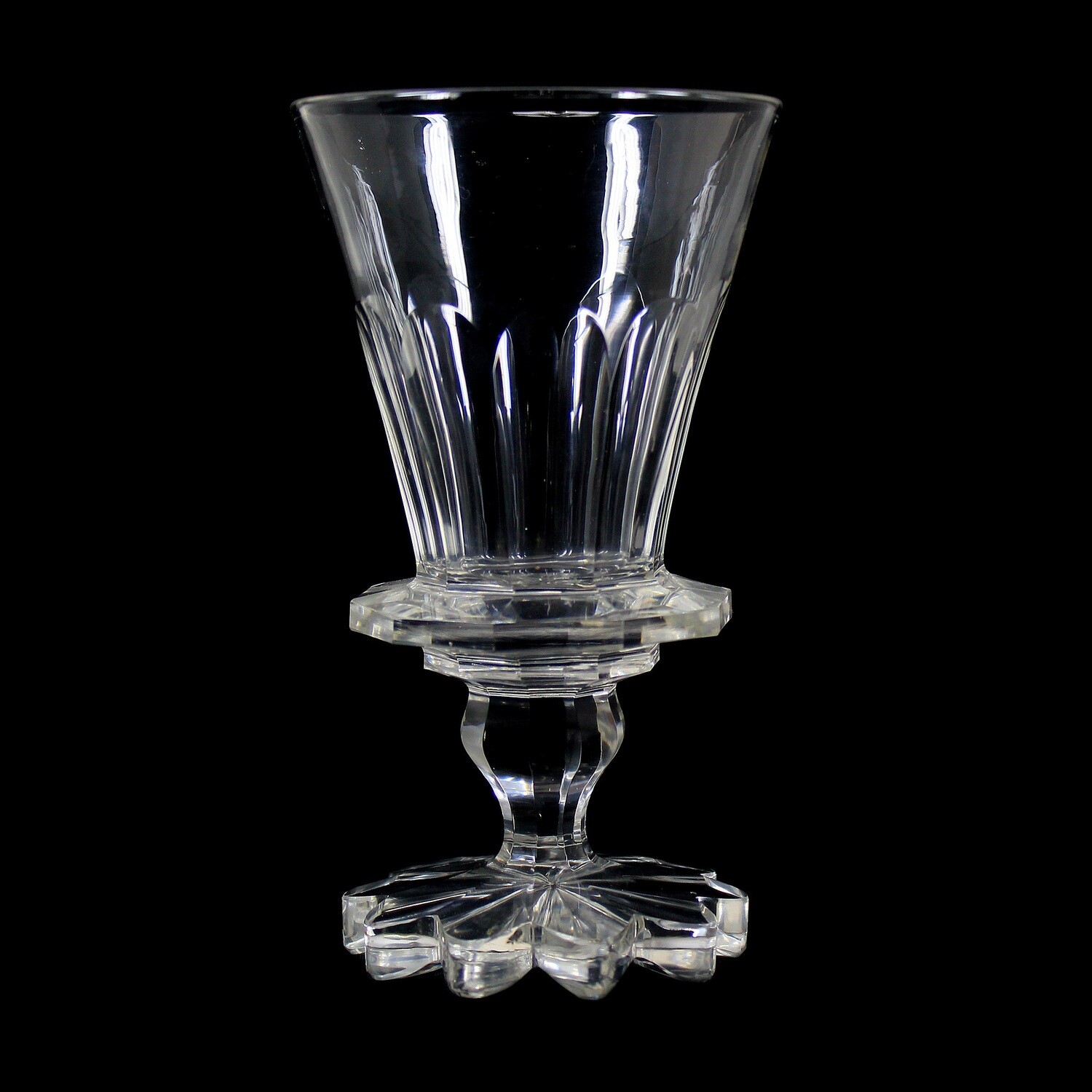 Prunkvoll facettierter Pokal aus farblosem Glas mit Walzenschlifffuß, Böhmen