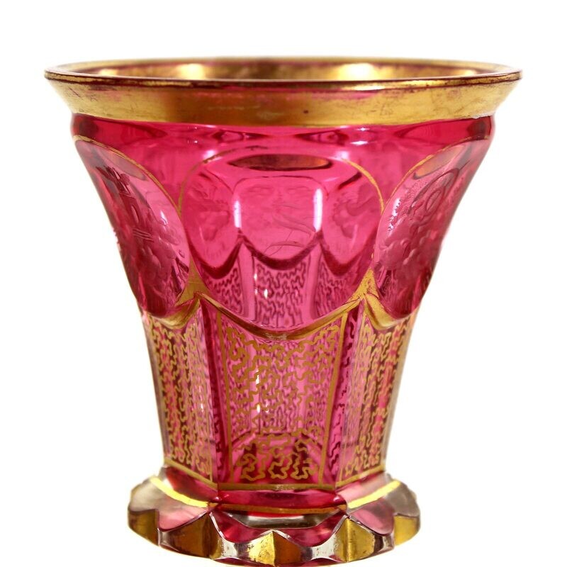Small cup made of colorless glass with a gold ruby-colored interior, New World around 185