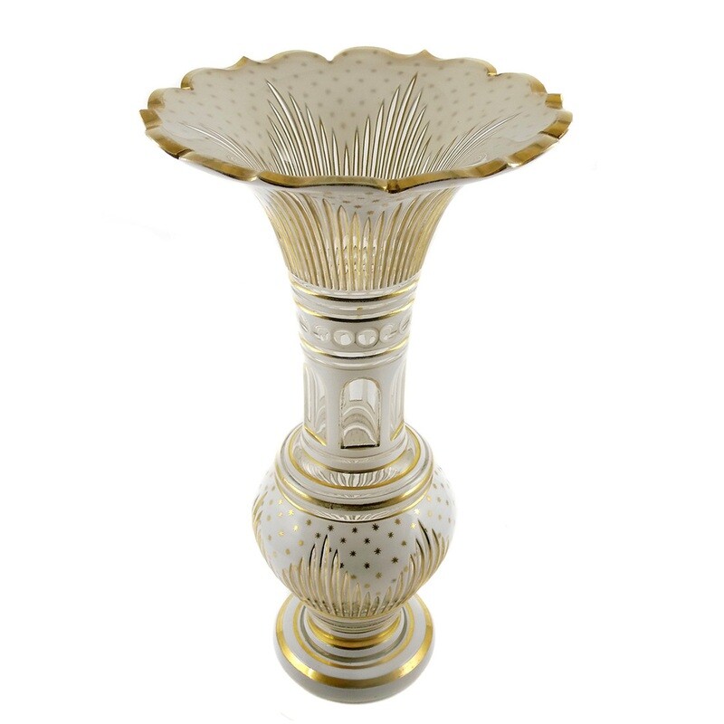Large magnificent vase with tin enamel overlay and polished gold painting, New World around 1840-50