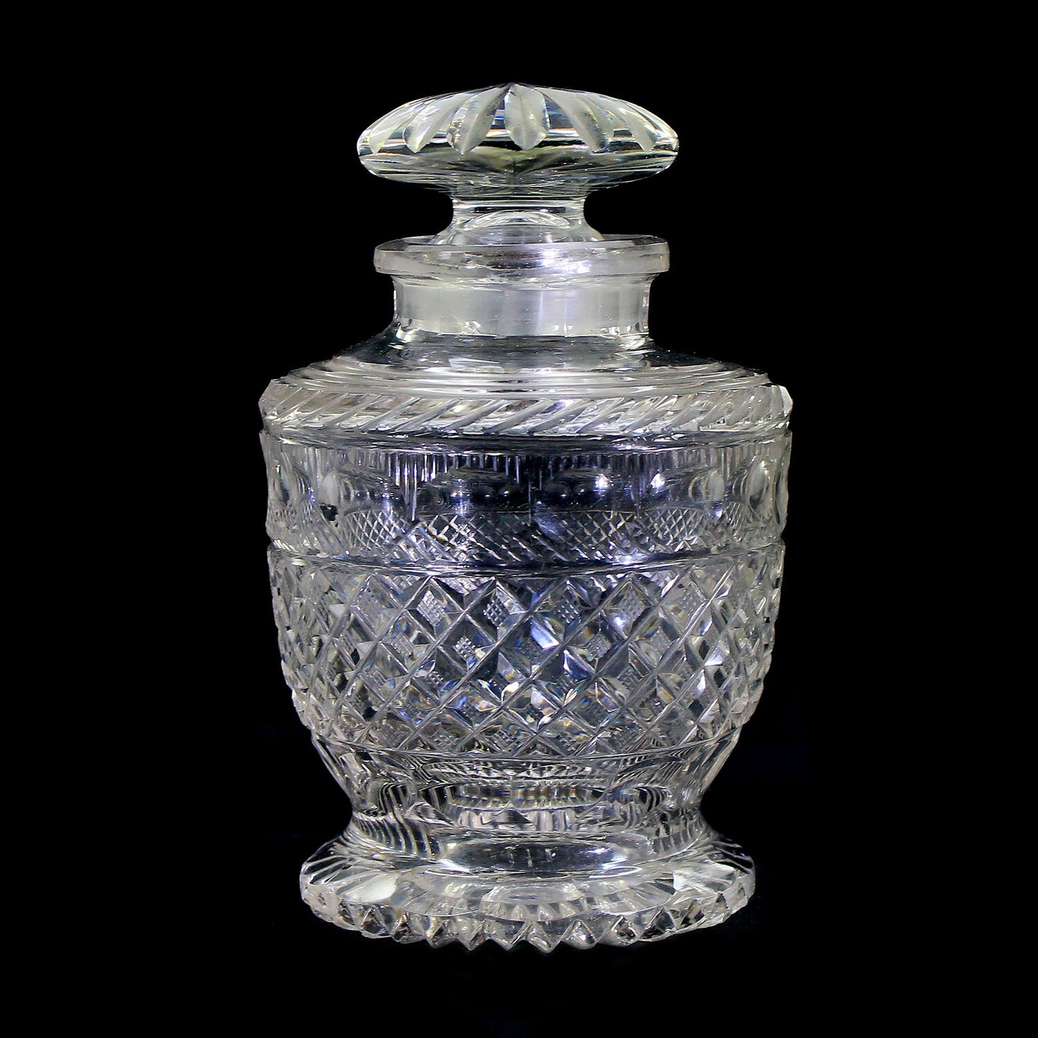 Tea caddy made of colorless crystal glass, Russian or France around 1820-30