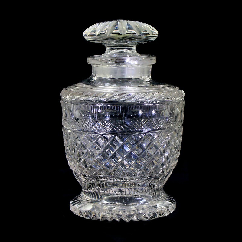 Tea caddy made of colorless crystal glass, Russian or France around 1820-30