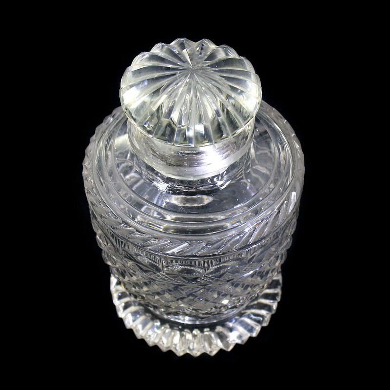Tea caddy made of colorless crystal glass, Russian or France around 1820-30