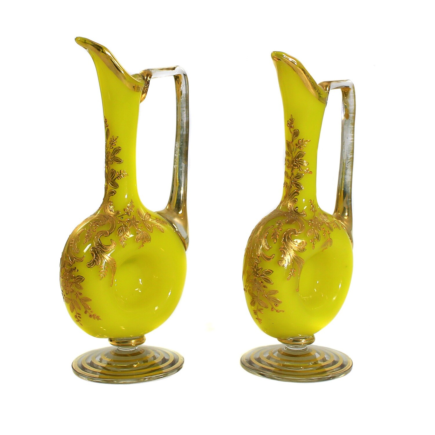 Paar kleine Henkelflasche mit gelben Innenfang und pastoser Goldmalerei, Böhmen
