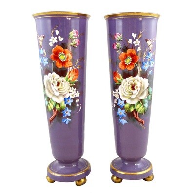 Paar lilafarbene Opalglas Vasen mit Opakemailmalerei, Neuwelt od. Josephinenhütte