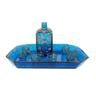 Likörservice aus aquamarinblauem Glas mit orientalischen Dekor in Opakemail