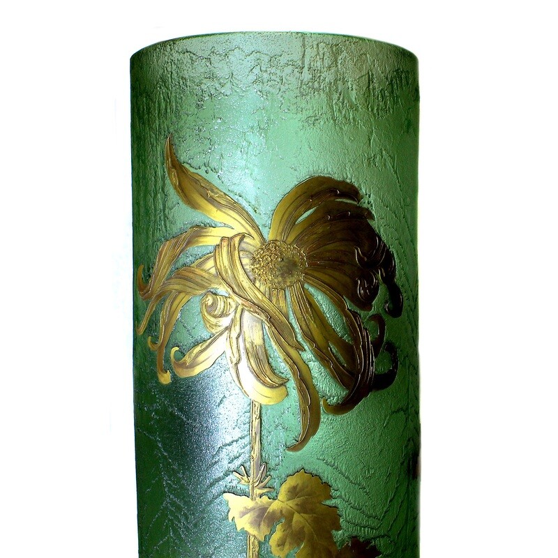 60 cm high magnificent vase made of green uranium glass with chrysanthemums, signed. Mont Joye