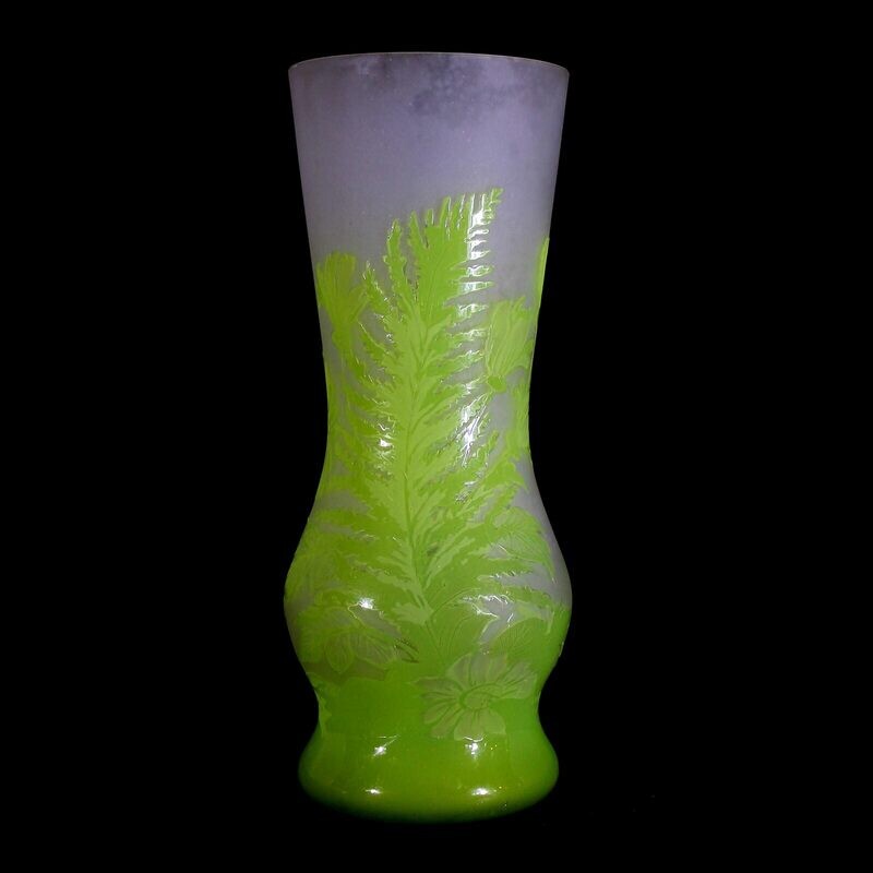 Art Nouveau vase with overlay and vegetal decor, signed. Goldberg
