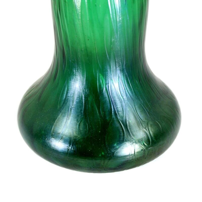 Large Art Nouveau vase made of green glass with a ribbed finish, circa 1905