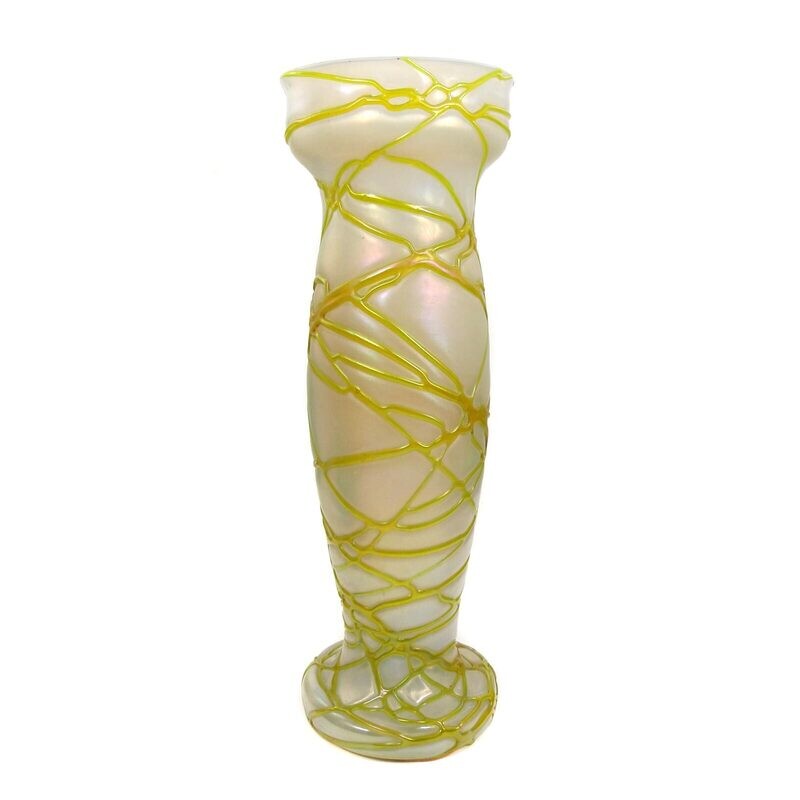 Grosse Vase aus opakweißen Glas mit silbergelb umsponnenen Glasfäden