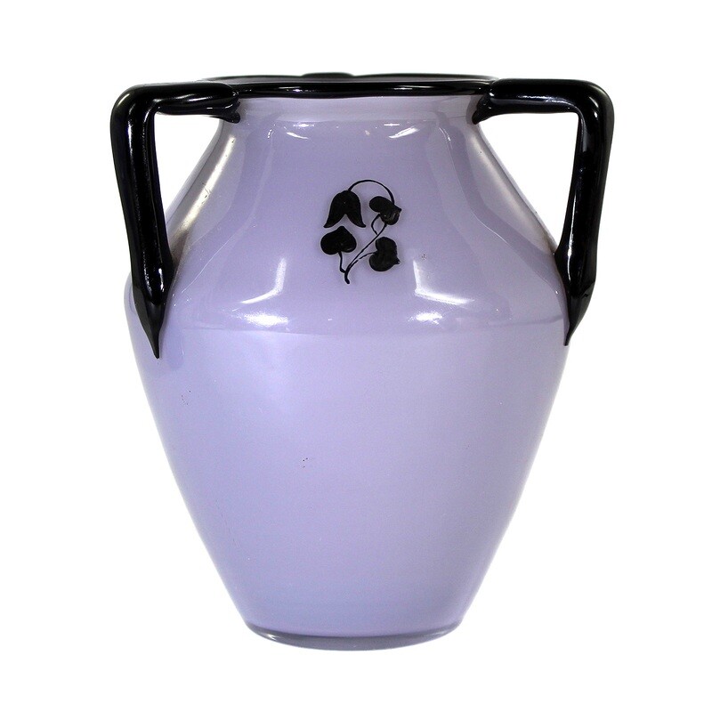 Vase aus violett unterfangenem Glas mit Blumendekor, Loetz um 1915