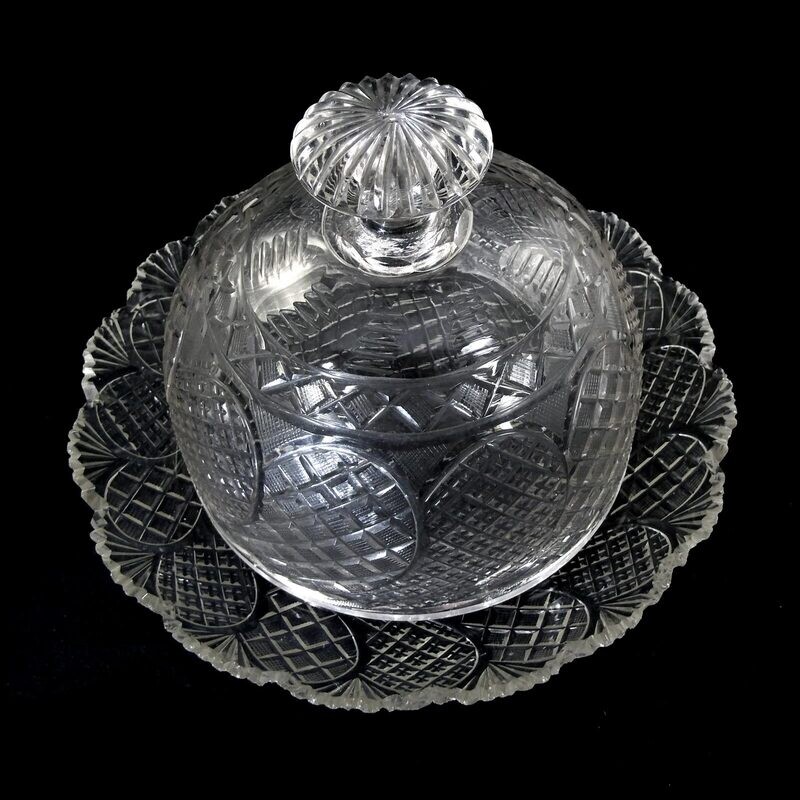 Glass bell with plate made of colorless glass with cross hatching, Russian