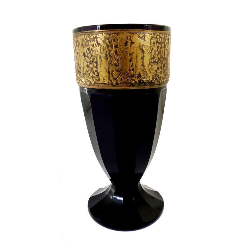 Vase made of violet glass with Vestal decor, signed. A. Rasche in Haida around 1910