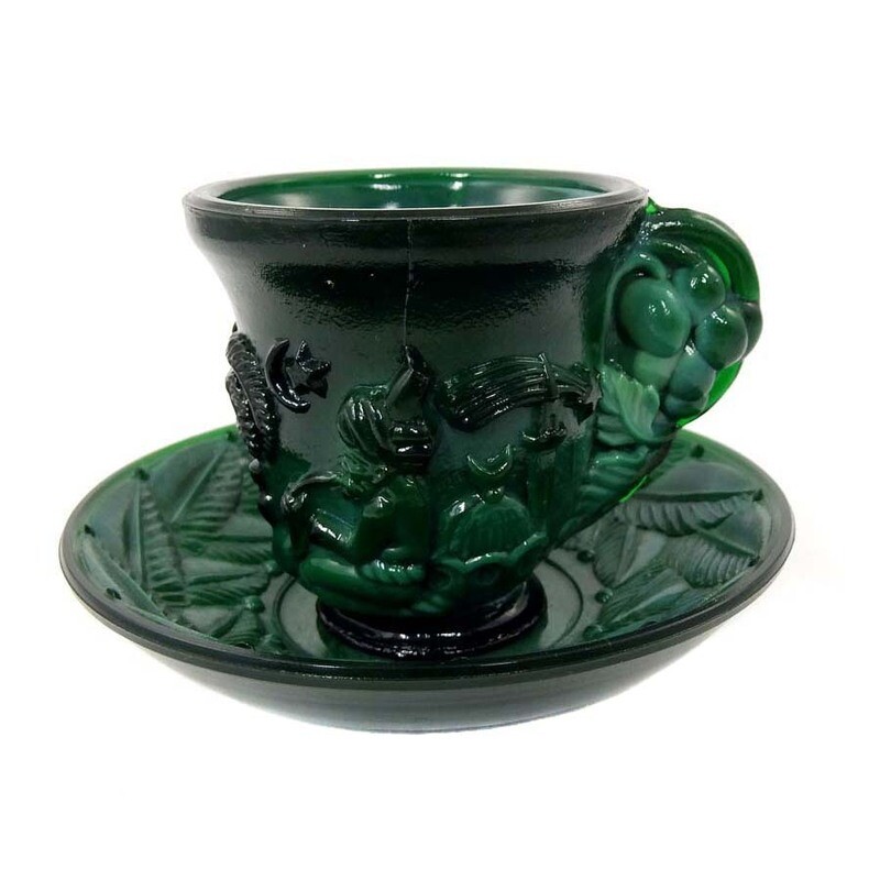 Place setting with orientals made of malachite green glass, A. Pfohl for Heinrich Hoffmann