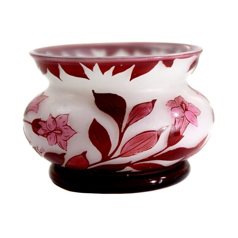 Vase made of opal glass with overlay and floral decoration, signed Loetz around 1923-25