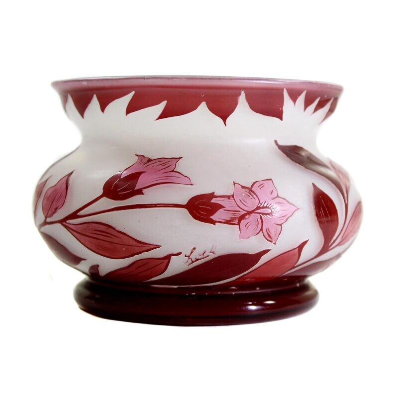 Vase made of opal glass with overlay and floral decoration, signed Loetz around 1923-25