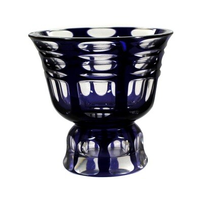 Kleine Vase mit blauem Überfang und Durchschliffornamentik, Artel um 1915-25