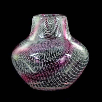 Vase aus farblosem Glas mit weißen Innengitter, Entw. Rudolf Schwedler