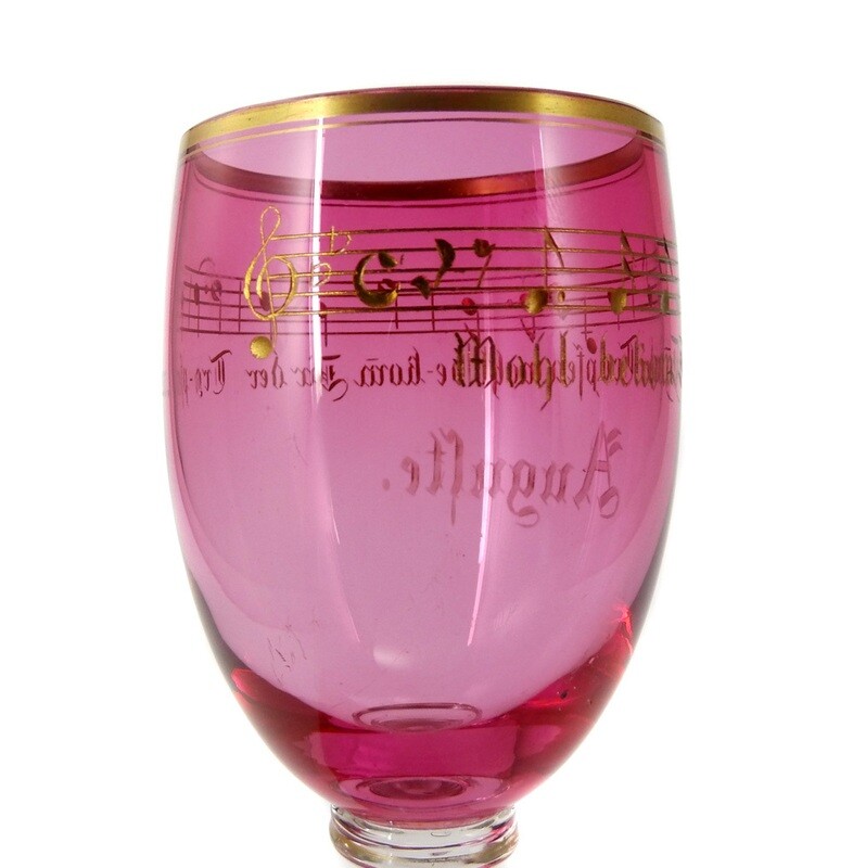 Wine glass with a rosaline-colored bowl, engraved clef and motto