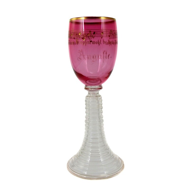 Wine glass with a rosaline-colored bowl, engraved clef and motto